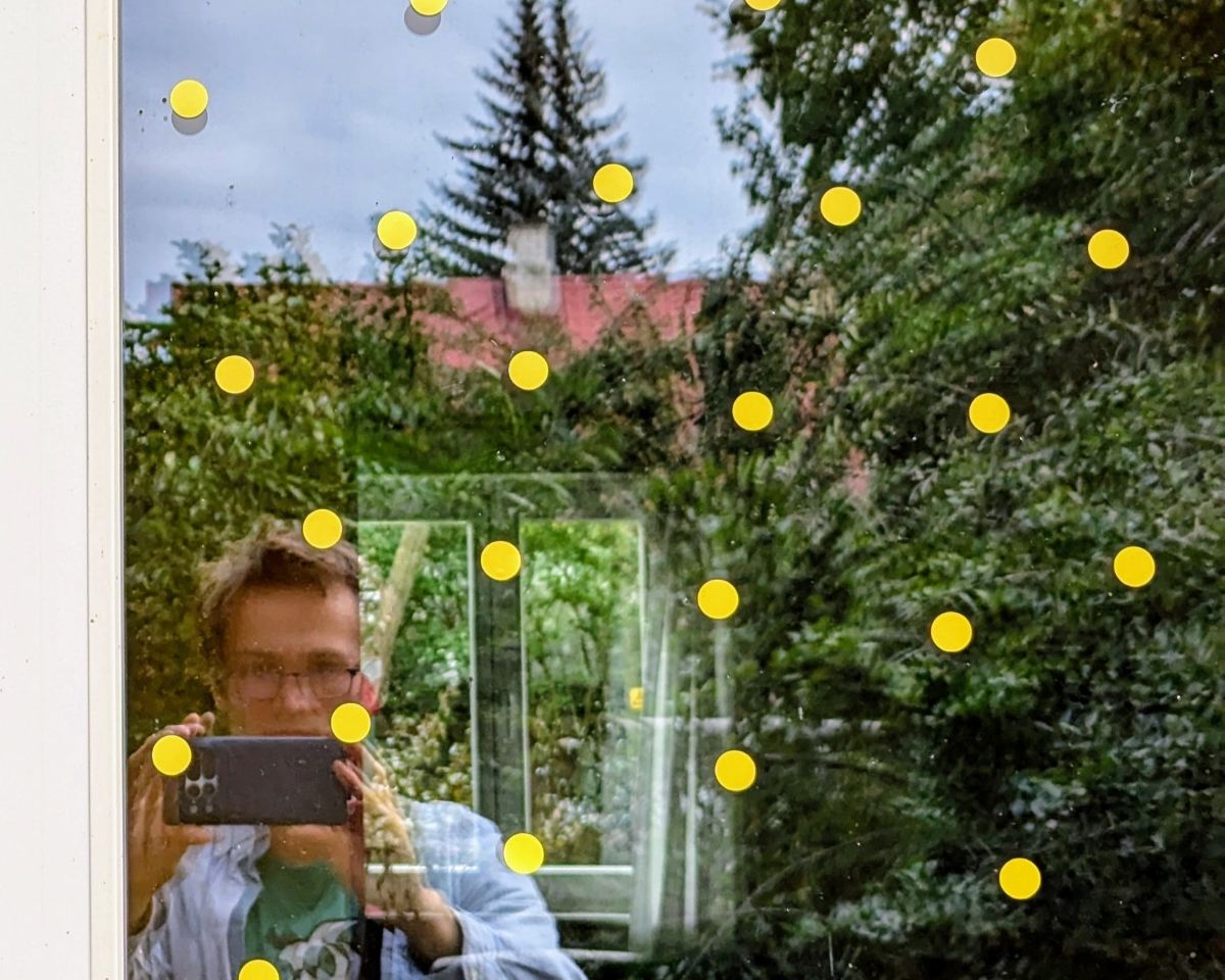 Kleebistega_kaetud_aken_Kunter_T&auml;tte