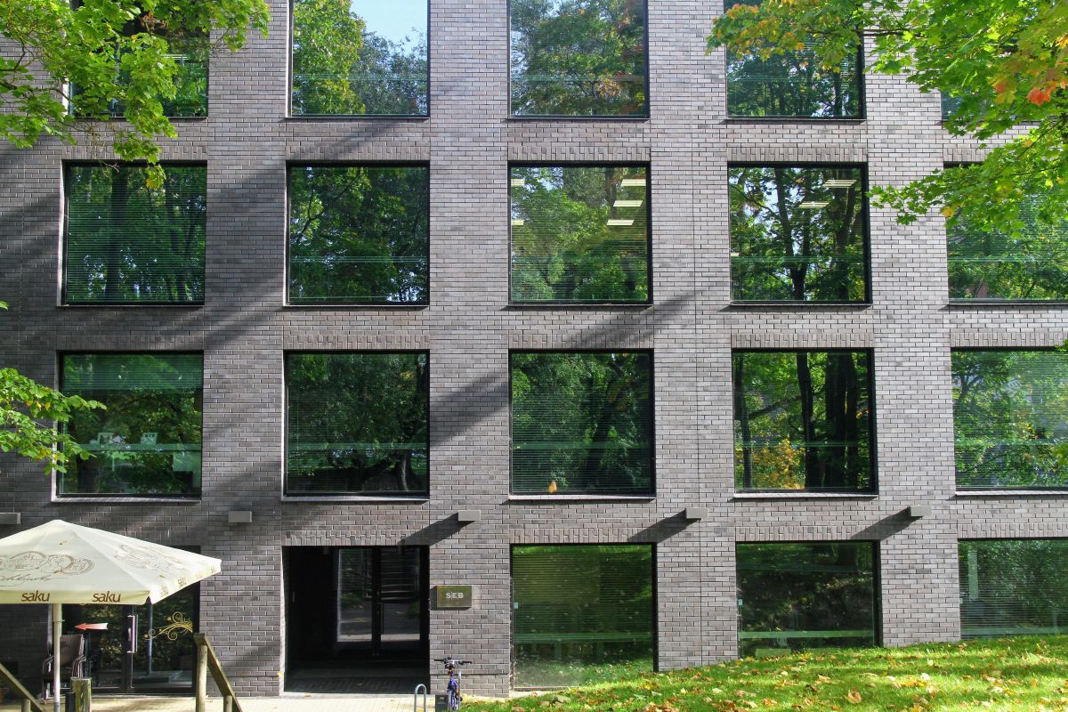 Peegeldused_hoone_akendel