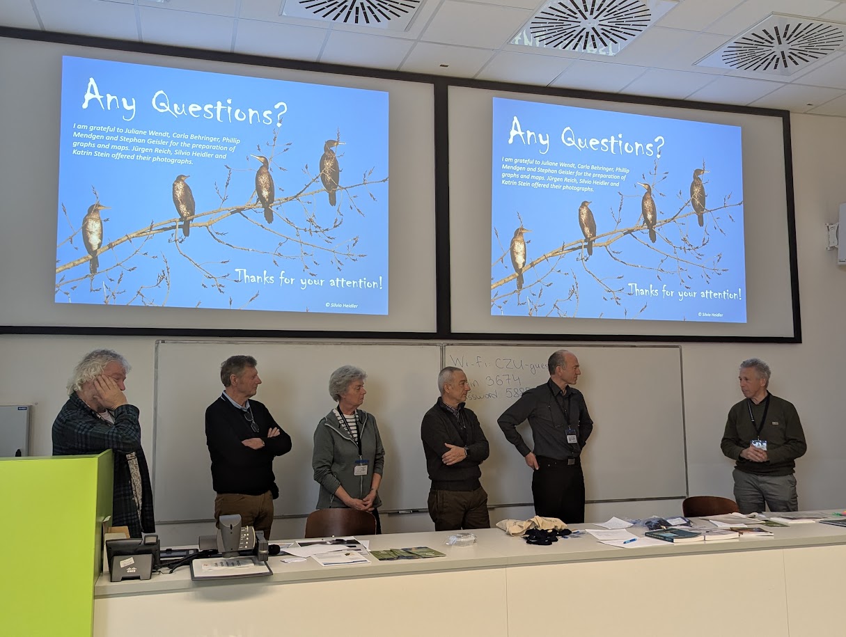 Cormorant Research Group t&auml;nab Mennobart van Eerdeni (paremal) oma pika t&ouml;&ouml; eest.