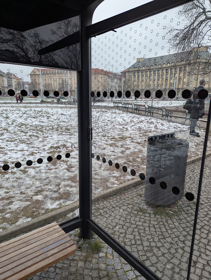 Tore oli nentida, et enamik Praha bussipeatustest on linnus&otilde;braliku klaasiga.